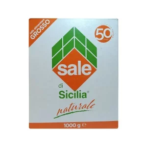 Paquete de 1Kg de sal gruesa Sale Alimentare Grosso sobre fondo blanco.